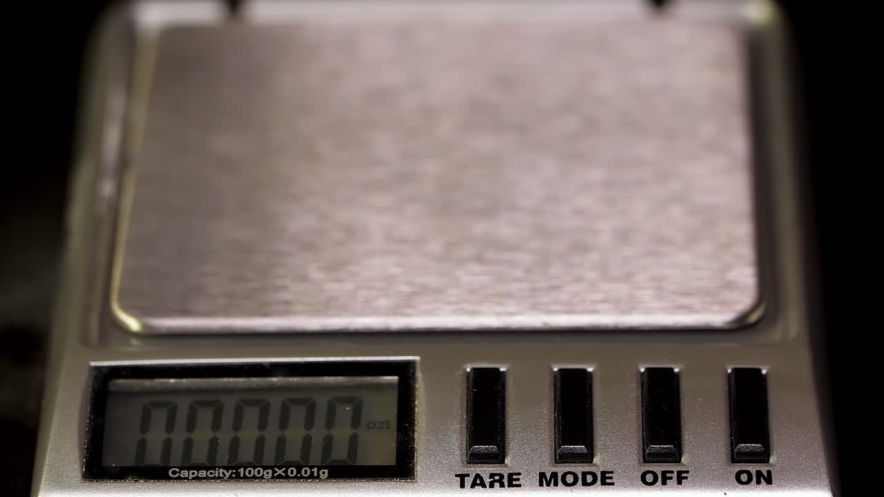 디지털 스케일에서 보석의 무게를 측정하는 것