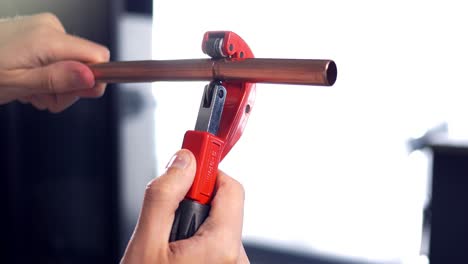 4K Plumber hand cutting Copper Metal Pipe