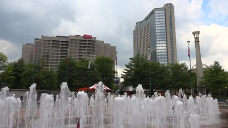 Kinder-Spielen-In-Den-Brunnen-Im-Centennial-Olympic-Park-In-Atlanta-Georgia-4