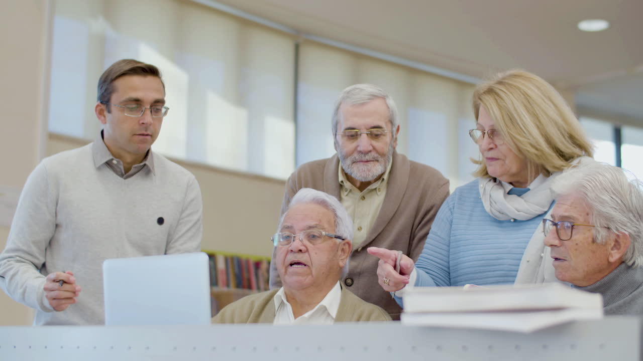 personas mayores tratando de resolver tareas durante la clase en la biblioteca