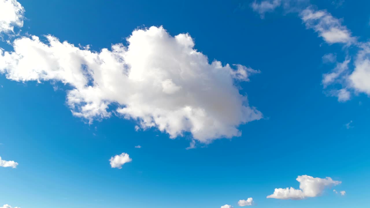푸른 하늘 위의 하 구름의 루프 (time lapse movement, 기후 변화)