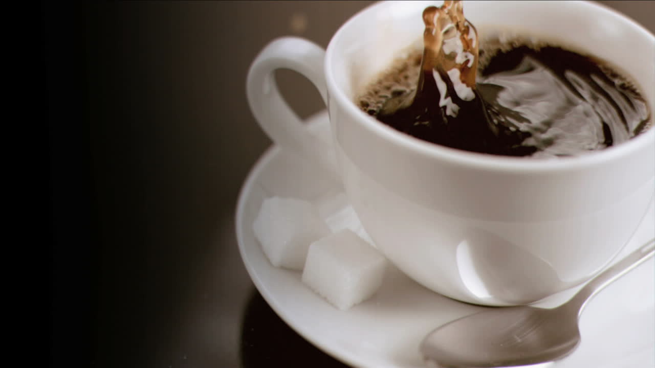 azúcar blanco cayendo en cámara súper lenta