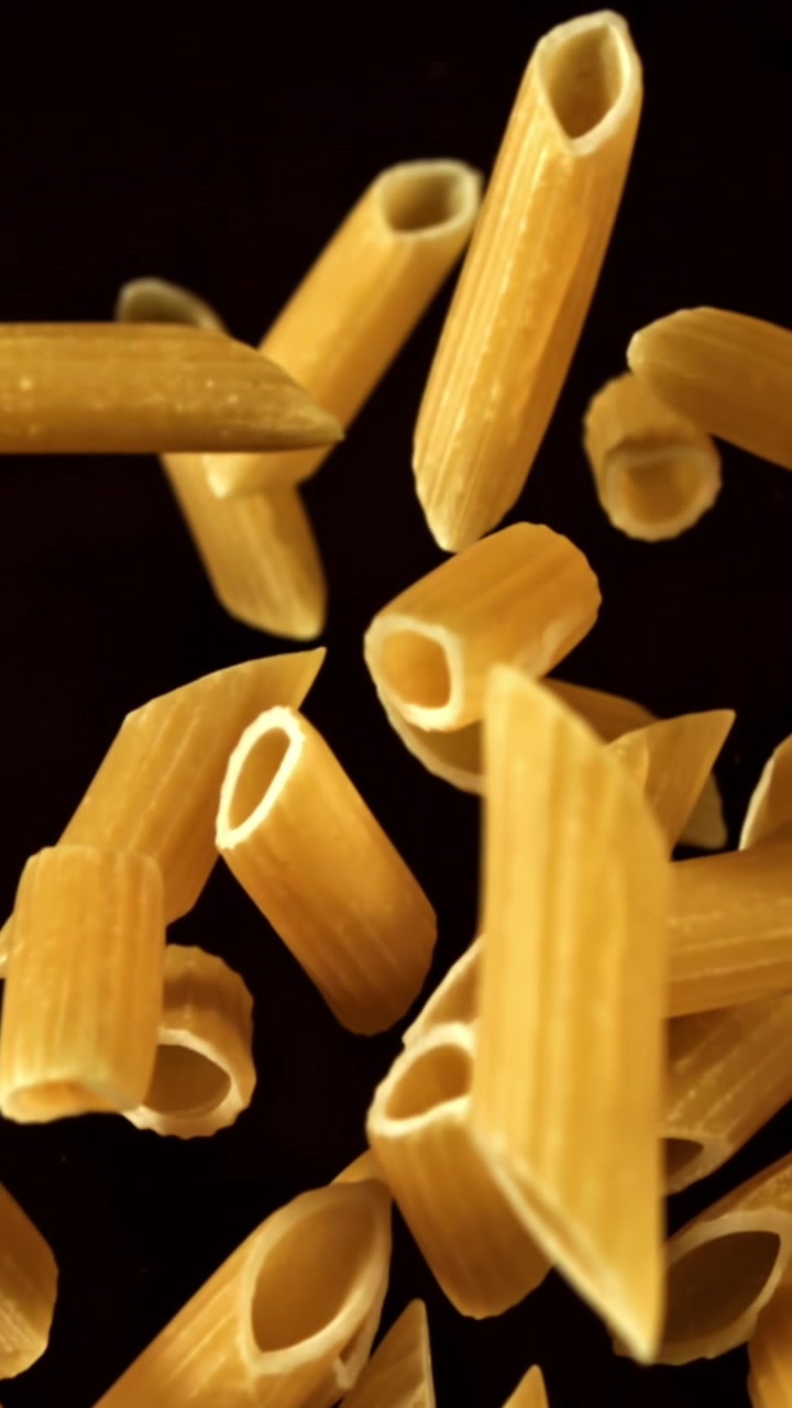 Penne crude che cadono al rallentatore