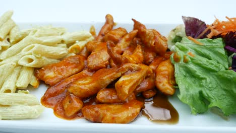 pasta de pollo con ensalada