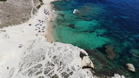 Drohne-Enthüllt-Den-Strand-Von-Saint-Antoine-Auf-Korsika-Mit-Einer-Langsamen-Abwärtsbewegung-Der-Kamera