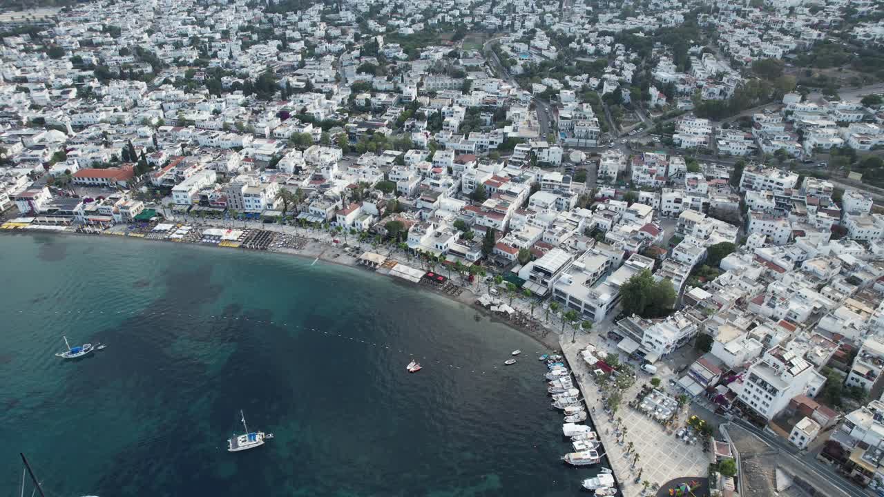 Türk Rivierası'ndaki Bodrum kasabası ve kalesinin drone çekimi.