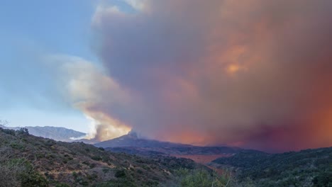 Bemerkenswerter-Zeitraffer-Des-Riesigen-Thomas-feuers,-Das-In-Den-Hügeln-Von-Ventura-County-über-Ojai-Kalifornien-Brennt