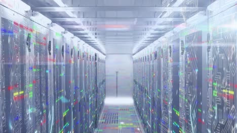animación de cuadrados de mosaico coloridos y conexiones de microprocesador sobre una sala de servidor de computadora vacía