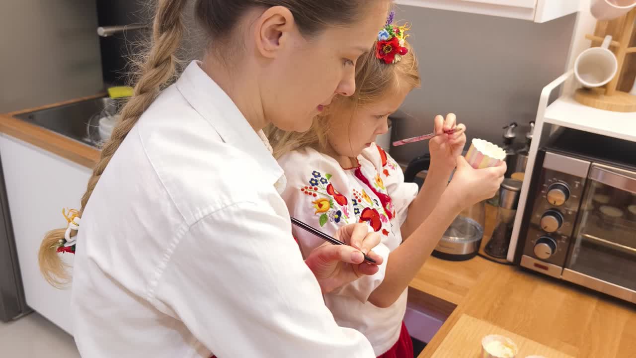 부에서 부활절 달을 장식하는 어머니와 딸