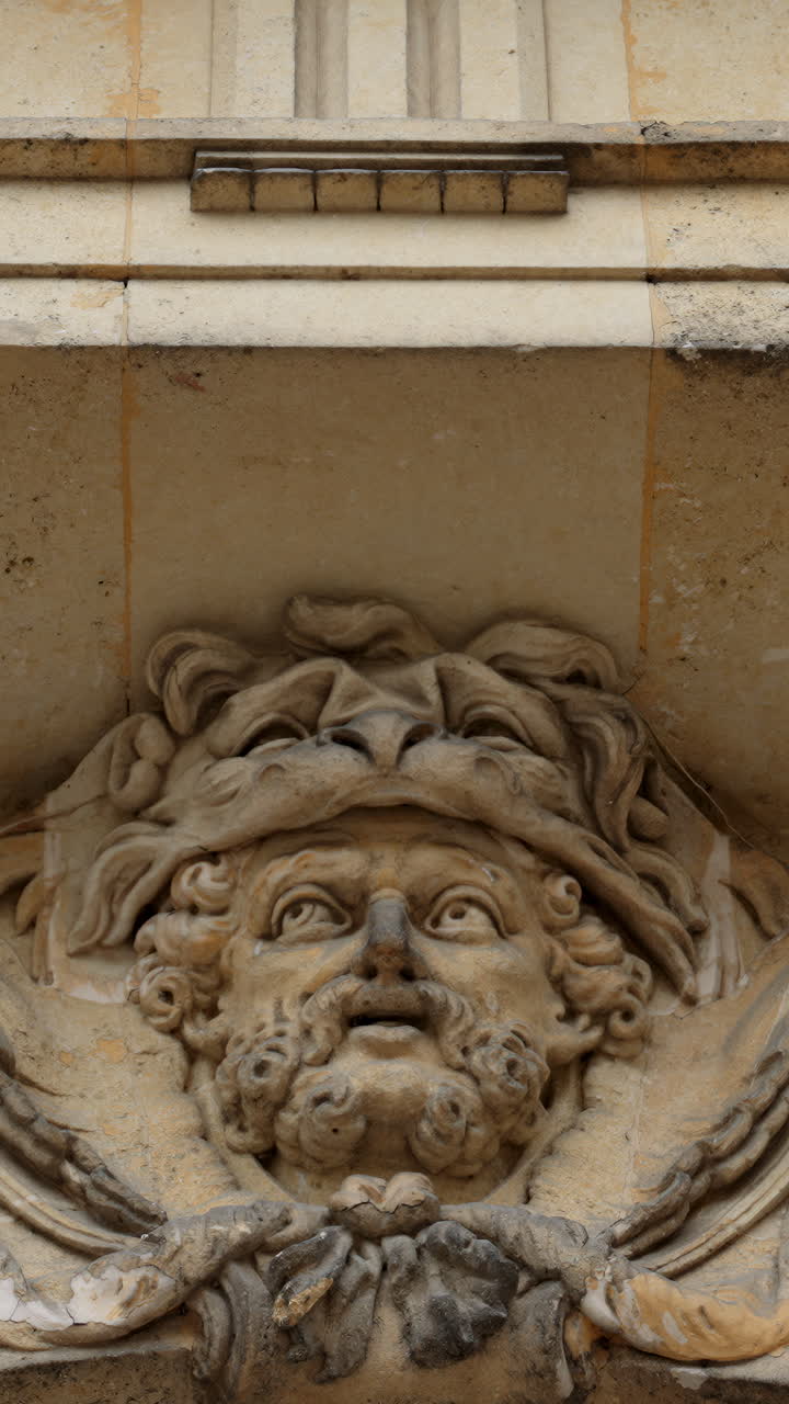 Scultura architettonica di un uomo con pelle di leone