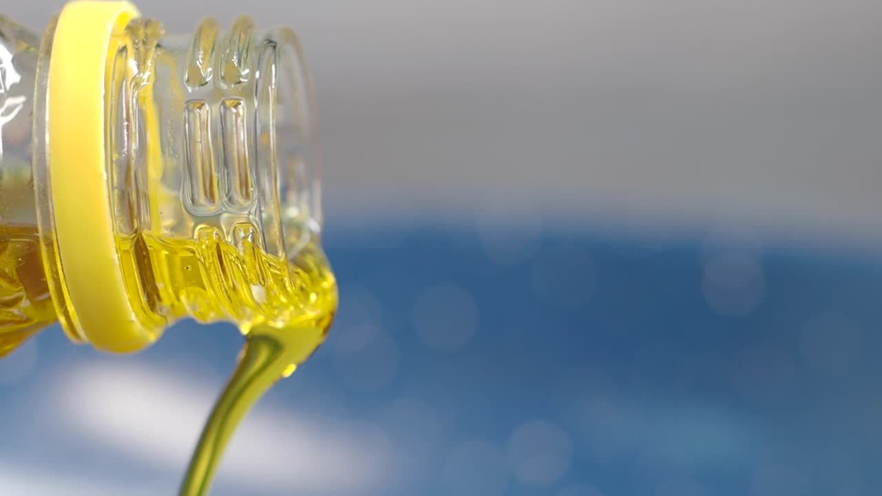 병에서 기름을 부어 넣는 것