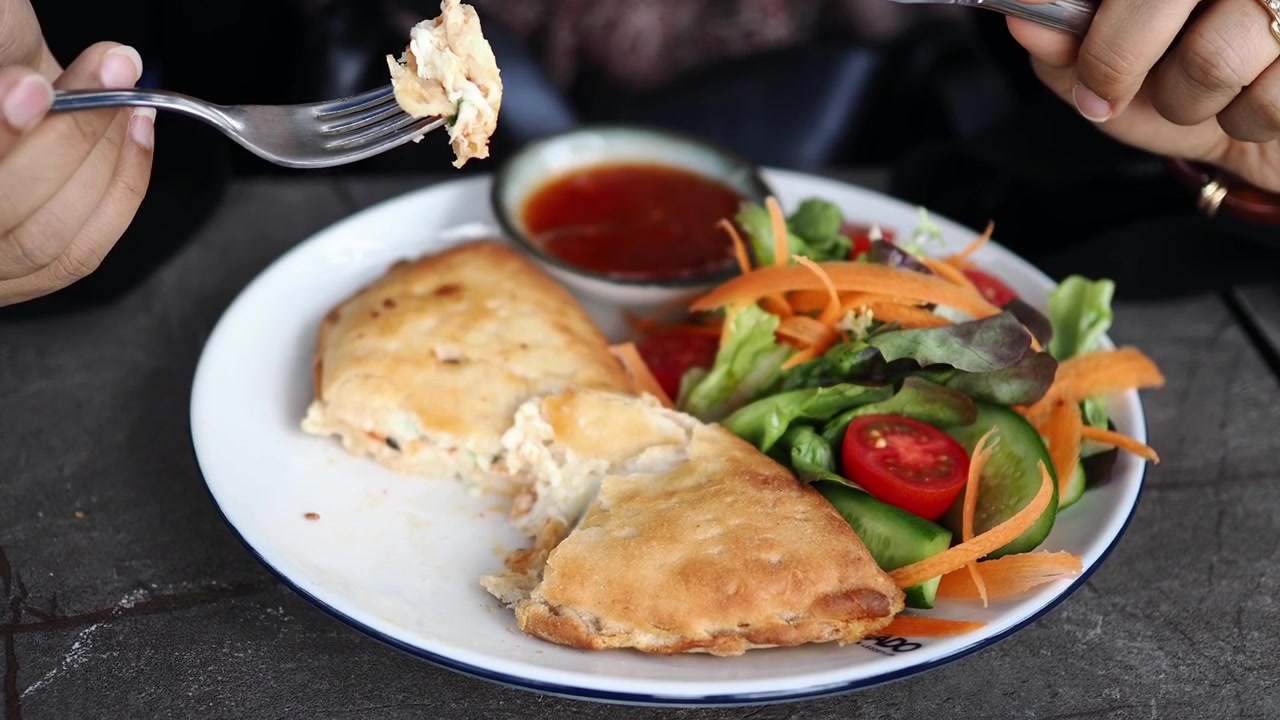 Persoon Eet Hartig Gebak met Verse Salade