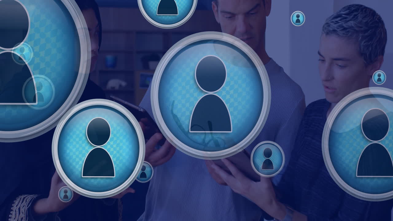 animación de personas iconos sobre diversos colegas con tabletas hablando en la oficina casual
