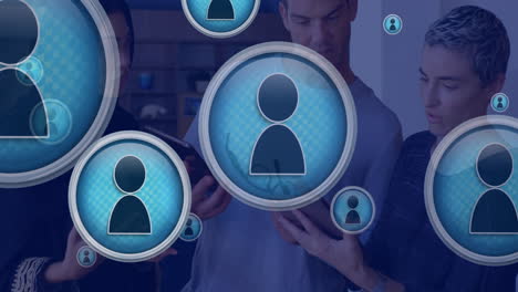 animación de personas iconos sobre diversos colegas con tabletas hablando en la oficina casual