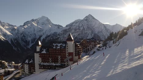 resort de montaña en les deux alpes durante el día soleado vista aérea