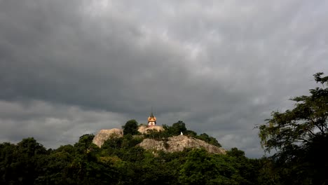 Wat-Phra-Phutthachai-Es-Un-Destino-Turístico-Para-Extranjeros-Y-Ciudadanos-Tailandeses-Que-Buscan-Bendiciones