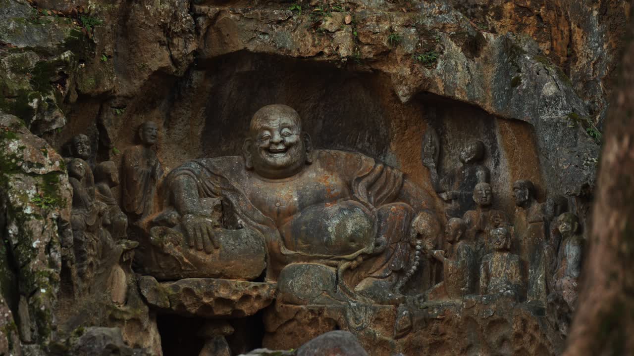 Gammelt buddhahode i stein hugget inn i naturlig stein