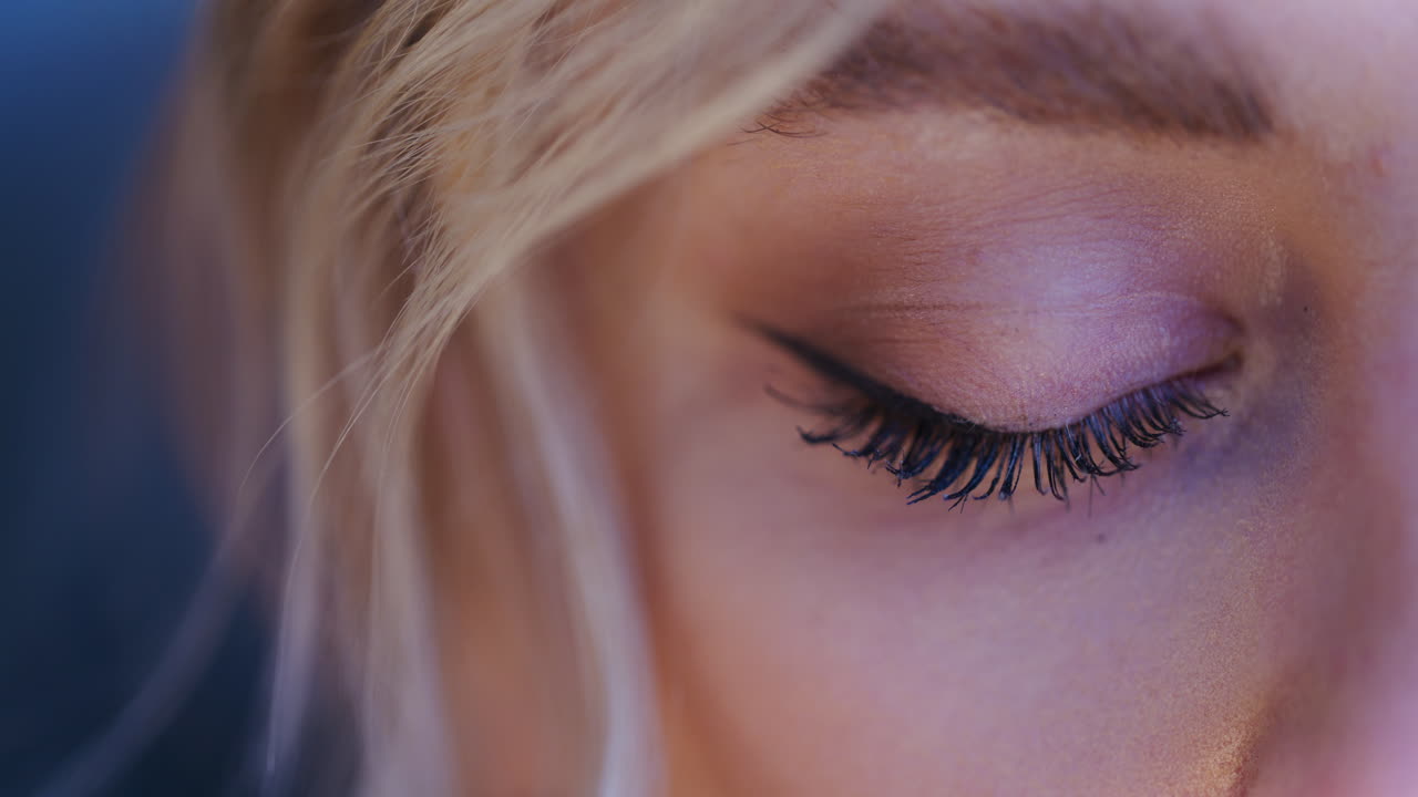 primer plano del ojo de la mujer abriéndose a la cámara