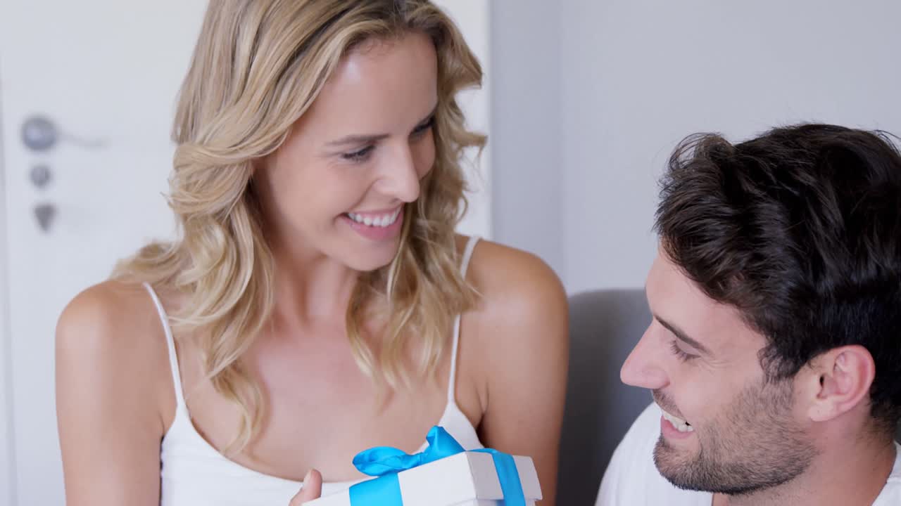 여자 들 은 선물 을 받았다