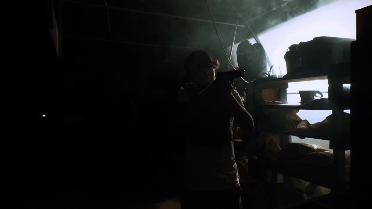 un tipo caminando con un arma en un edificio espeluznante.