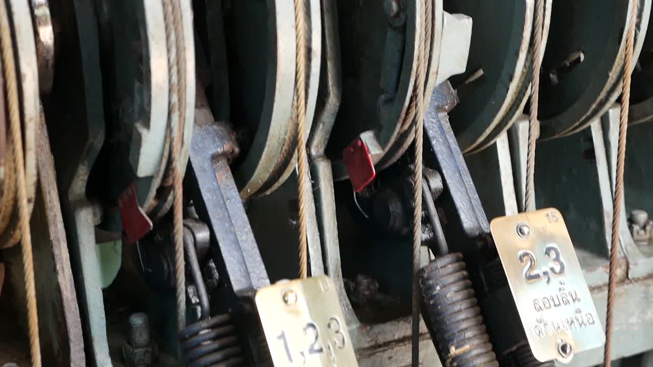 기차역 장비 및 레일 스위처의 클로즈업 영상