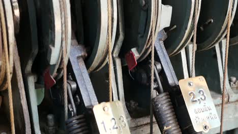 imágenes de primer plano de los equipos de la estación de tren y el conmutador de rieles