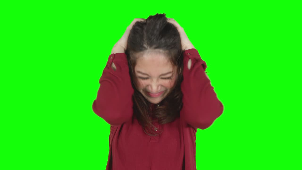 스트레스를 받은 젊은 여성이 머리카락을 잡고 화를 내고 있습니다.