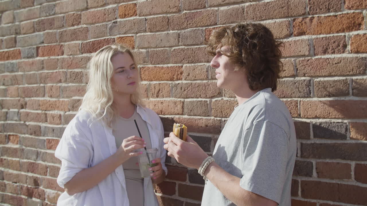 vista lejana del hombre de limpieza árabe limpiando con mope detrás de una señal de advertencia de piso húmedo