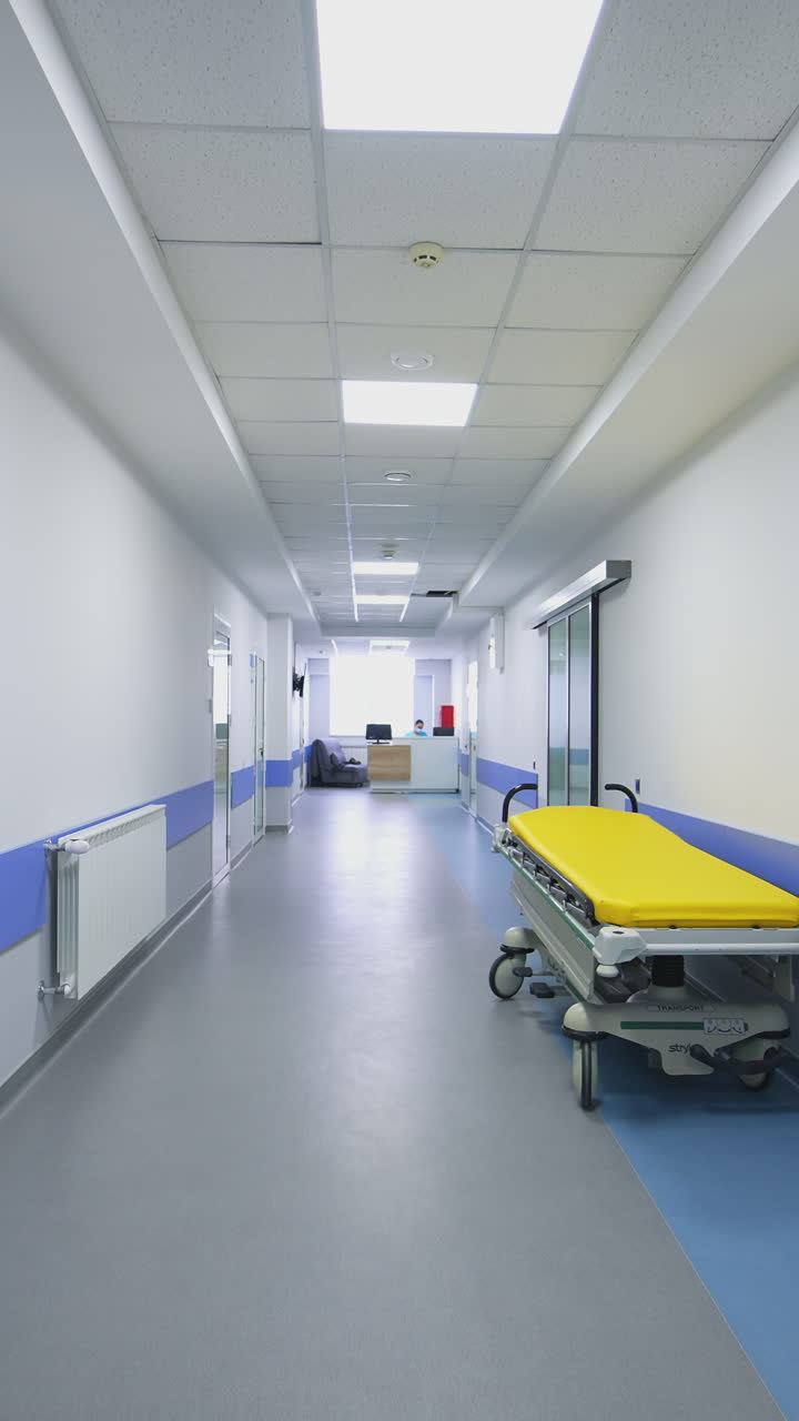 Corridoio in ospedale con letti. Corridoio vuoto dell'ospedale, assistenza sanitaria durante l'epidemia di coronavirus COVID-19.