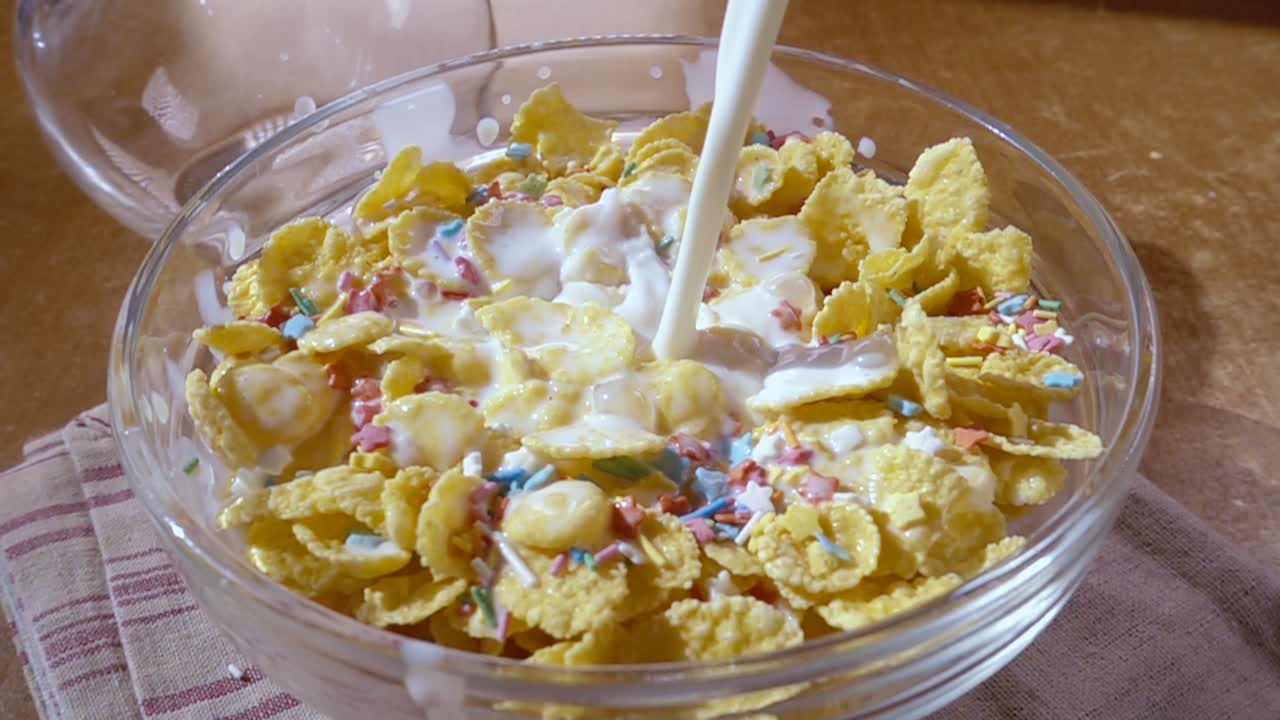 아침에는  ⁇ 끔한 노란색 옥수수  ⁇ 어리를 그 ⁇ 에 넣고 우유와 함께 맛있는 아침 식사를 합니다. 회전 추적  ⁇ 과 함께 느린 동작.