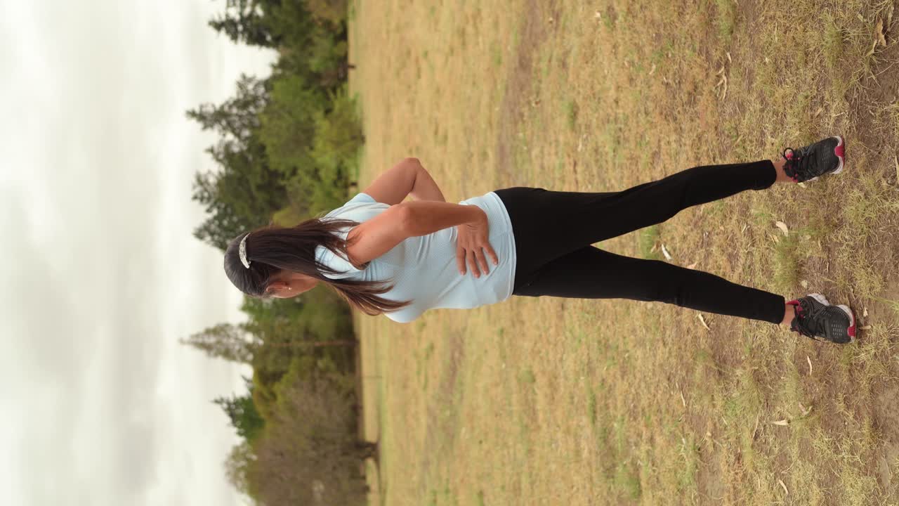 vista vertical de una mujer activa haciendo algunos movimientos de cadera