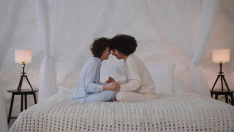 dos mujeres meditando