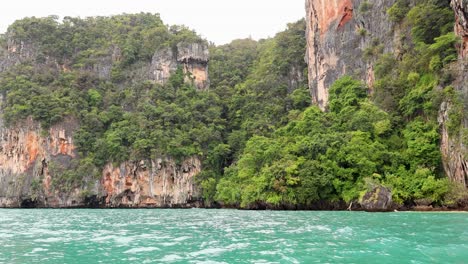 acantilados de islas tropicales y aguas turquesas