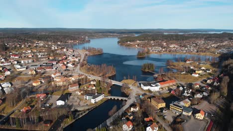 Vista-Panorámica-Del-Lago-Vänern,-Lago-En-Bengtsfors-Dalsland,-Suecia---Toma-Aérea