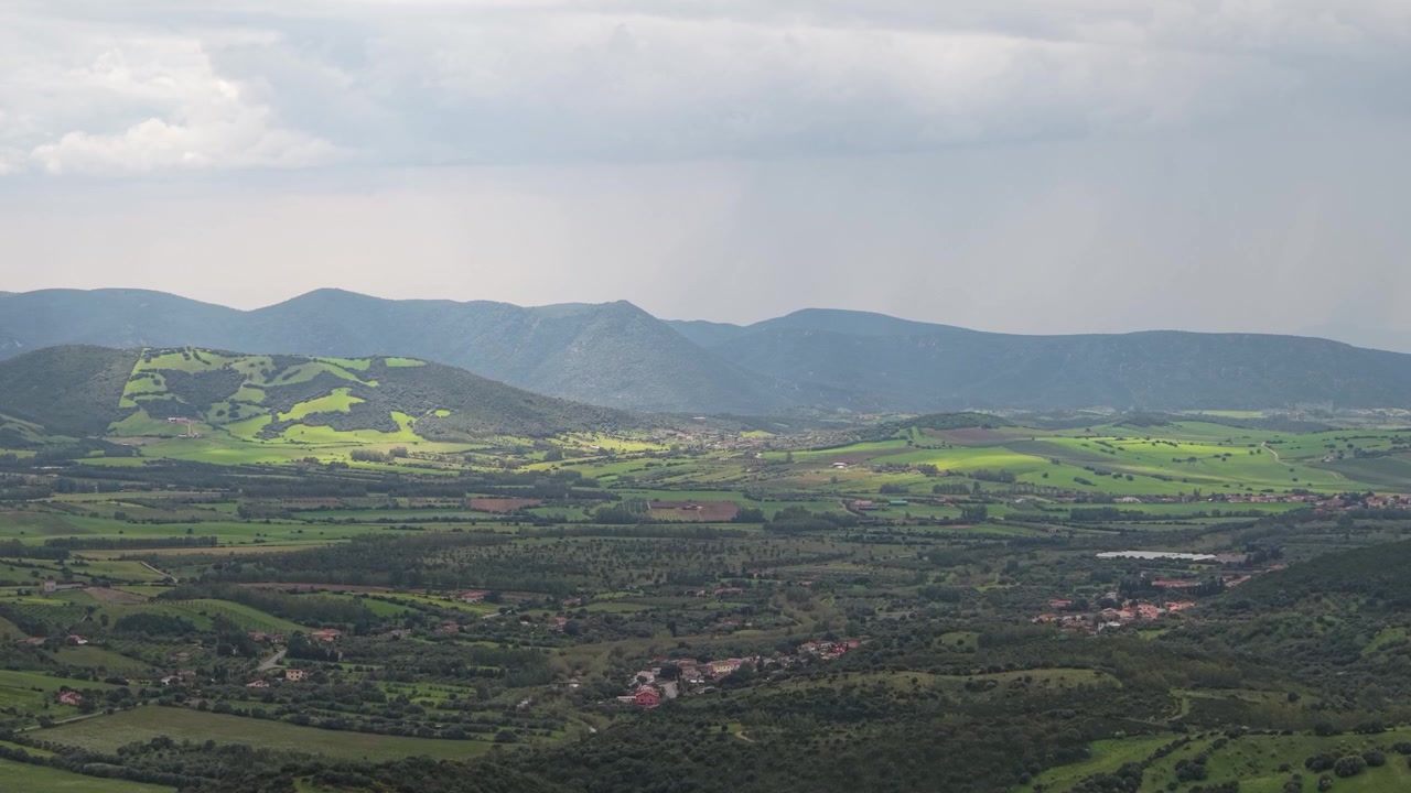 Veduta aerea dell'area di Barrancu Mannu nella Provincia del Sulcis, Sardegna, Italia, che mostra il paesaggio naturale circostante - ripresa con drone