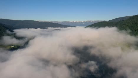 Luftaufnahmen-Schöne-Natur-Norwegen-über-Den-Wolken.