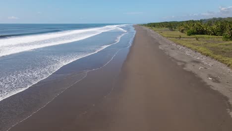 Toma-Aérea-Descendiendo-A-Una-Tranquila-Playa-Remota-En-Las-Costas-De-Costa-Rica