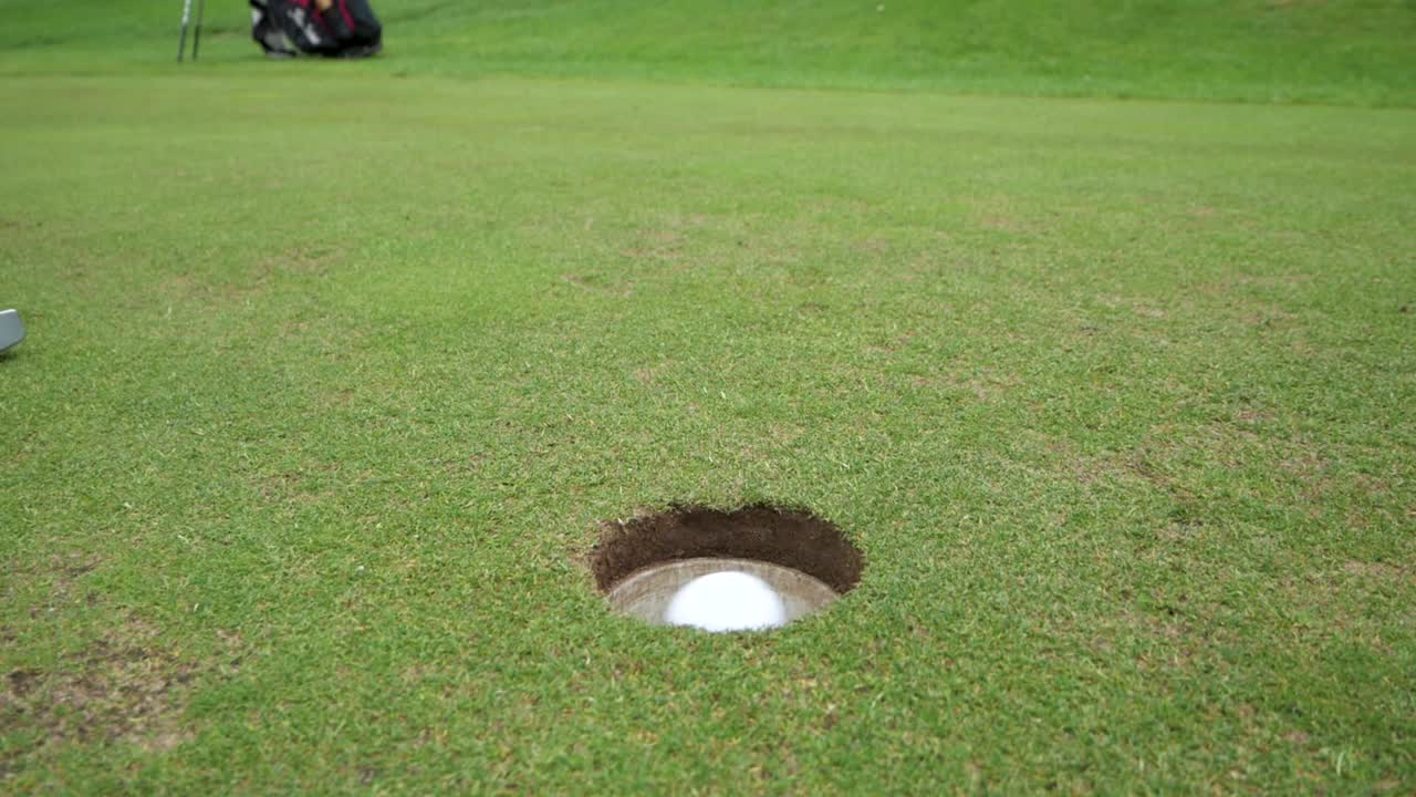 림 주위를 굴려 퍼팅 샷을 닫습니다.