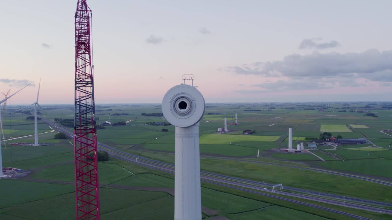 Luftfoto af vindmøllebyggeri ved solopgang, Friesland