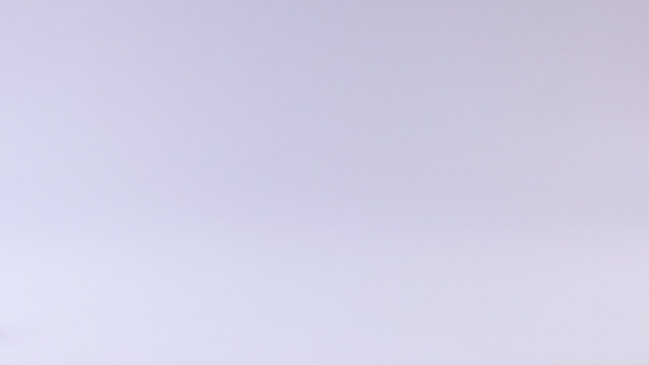 una pelota amarilla rebota en una superficie blanca