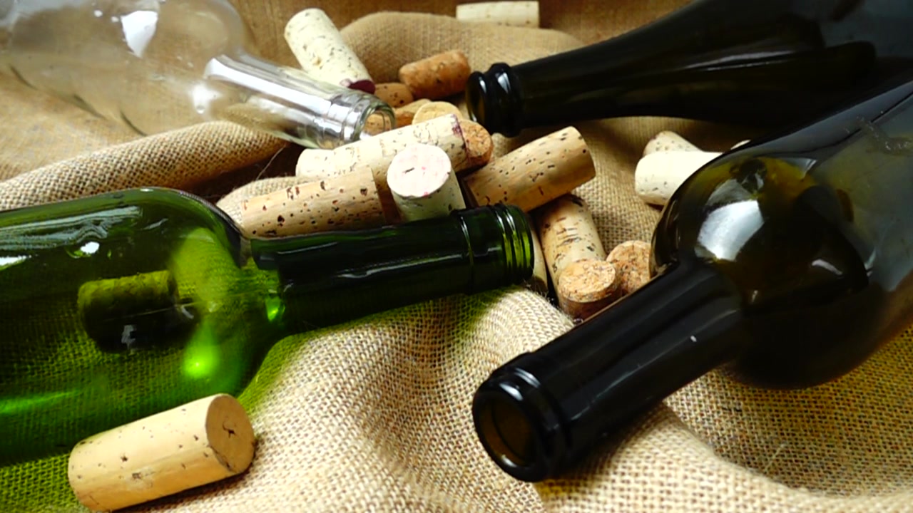 Tappi di sughero che cadono dalle bottiglie di vino sulla borsa. Rallentatore.