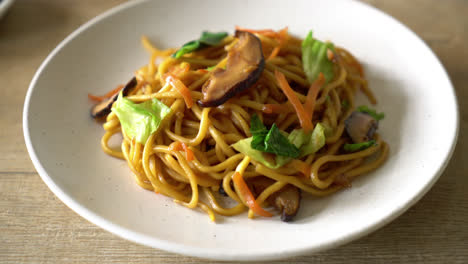 fideos yakisoba salteados con vegetales
