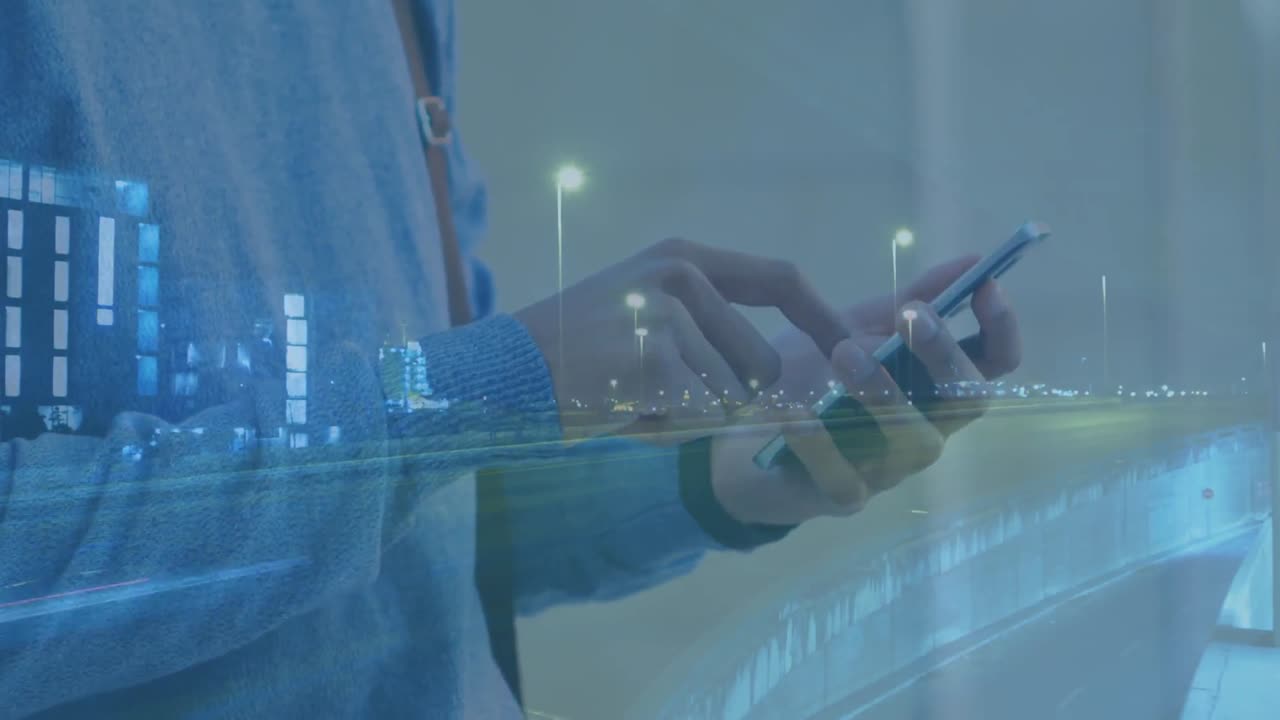 hombre usando teléfono inteligente y tráfico