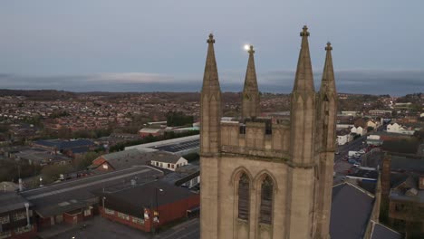 vista aérea de la iglesia de st jame en los midlands, cristiano, edificio ortodoxo religioso católico romano en una zona principalmente musulmana de stoke on trent en staffordshire, ciudad de la cultura