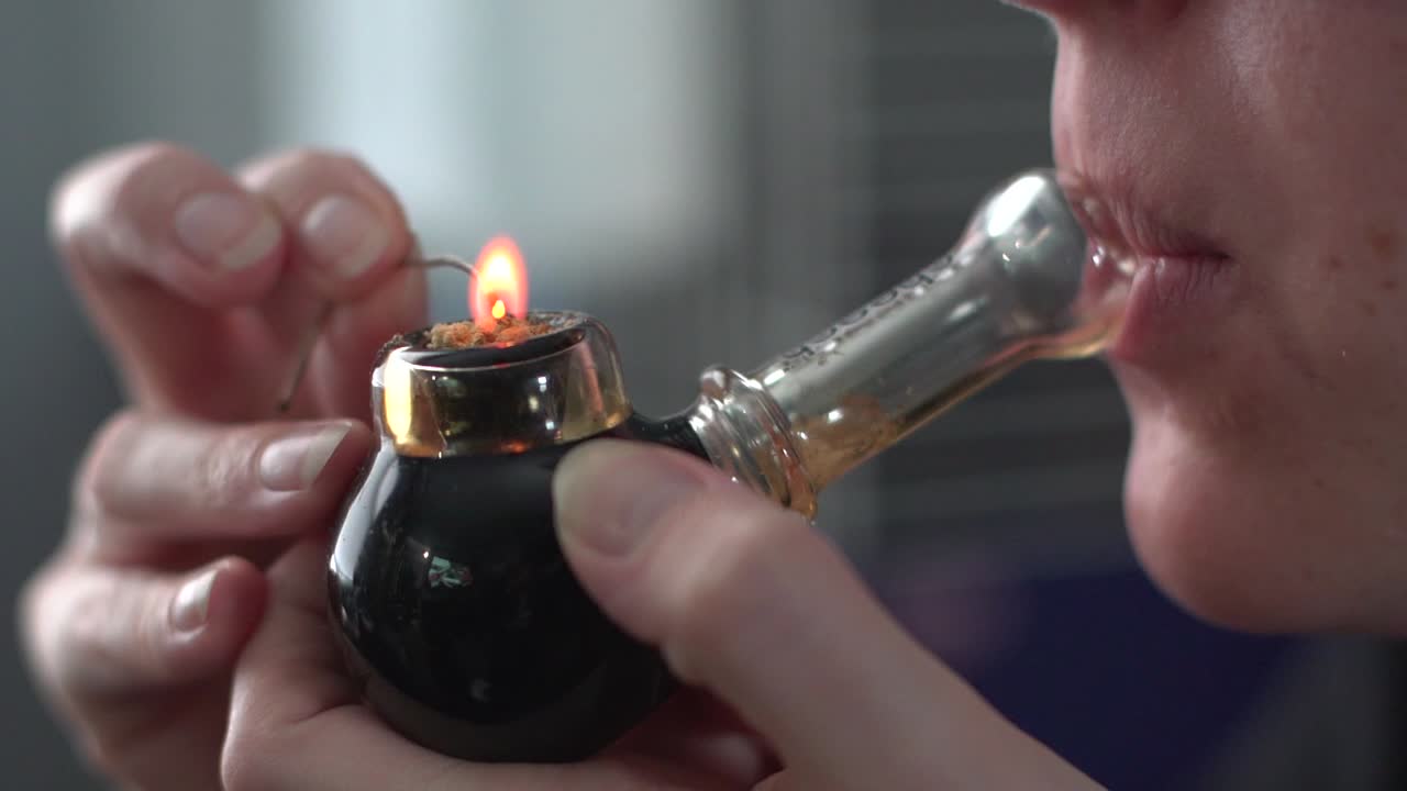 여자 담배 파이프의 보기를 닫습니다