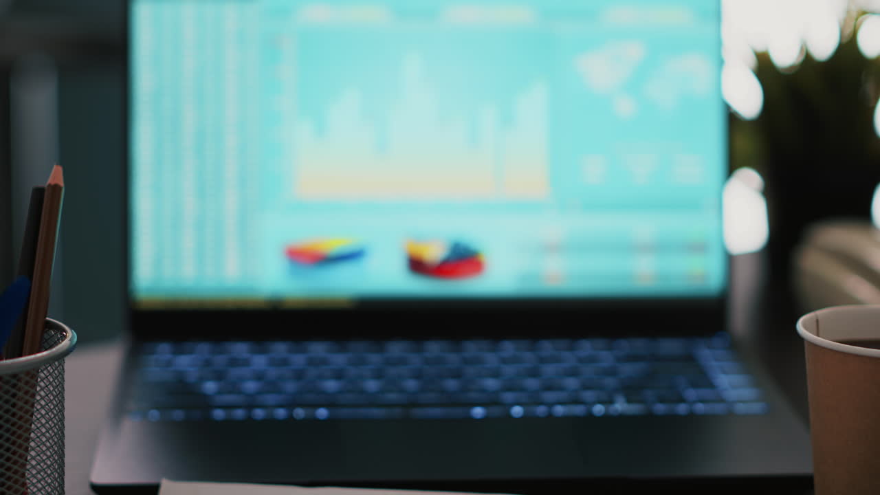 el portátil en la oficina muestra los valores de la bolsa de valores cambiando en tiempo real, de cerca