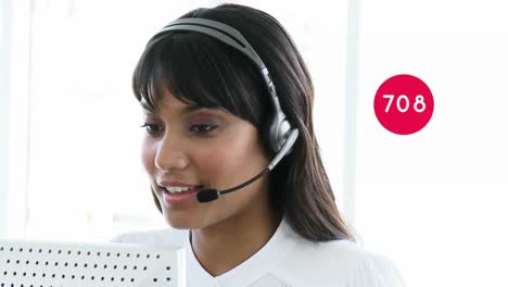 animación de números cambiando sobre mujer de negocios usando auriculares de teléfono
