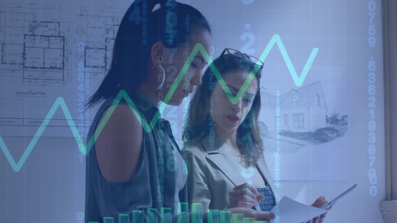 procesamiento de datos con un gráfico verde moviéndose contra dos arquitectos mujeres discutiendo