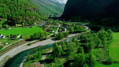 Río-En-Un-Pequeño-Pueblo-Entre-Las-Montañas