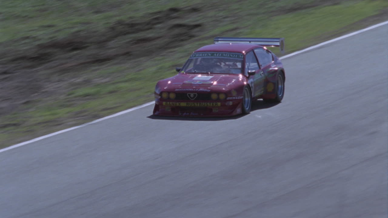 경주용 자동차는 서킷 트랙에서 운전합니다.